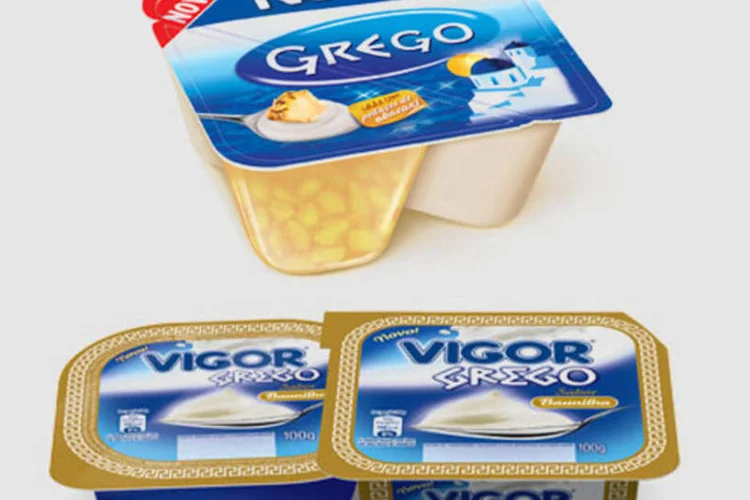 Nestlé e Vigor: marcas lançaram iogurte grego exatamente no mesmo dia (Divulgação/Montagem: Juliana Pimenta)