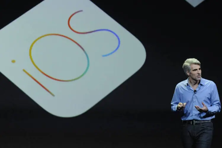 
	Craig Federighi, vice-presidente de engenharia de software da Apple, apresenta novo iOS
 (David Paul Morris/Bloomberg)