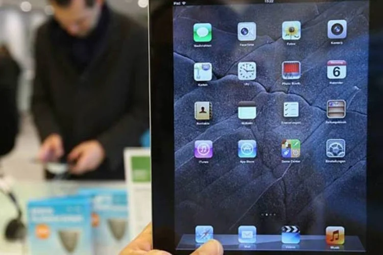 
	iPad de 4&ordf; gera&ccedil;&atilde;o numa loja em Berlim, Alemanha:&nbsp;&nbsp;a chegada de mais dispositivos Android tem atrapalhado a Apple
 (Sean Gallup / Getty Images)