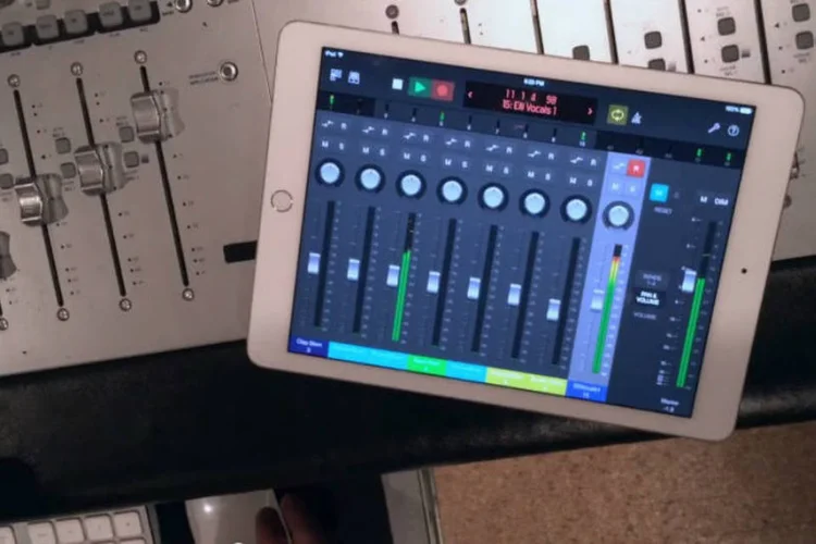 iPad: filme mostra como é possível usar tecnologia do aparelho para produzir e tocar canções (Reprodução/YouTube/Apple)
