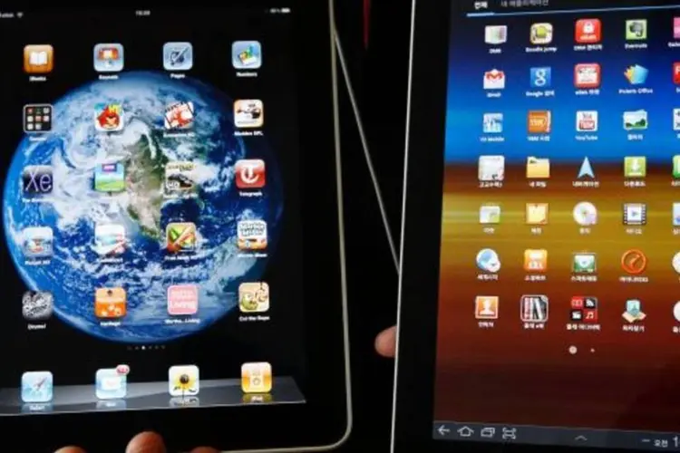 
	Um iPad e um Galaxy Tab 10.1: na nota, a Apple explica que os tablets da Samsung n&atilde;o infringiram as patentes de design do iPad
 (Jo Yong-Hak/Reuters)