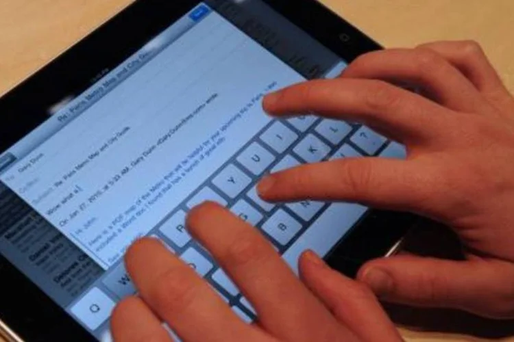 AT&T tem direitos exclusivos para operar nos aparelhos iPad e iPhone, da Apple, nos Estados Unidos