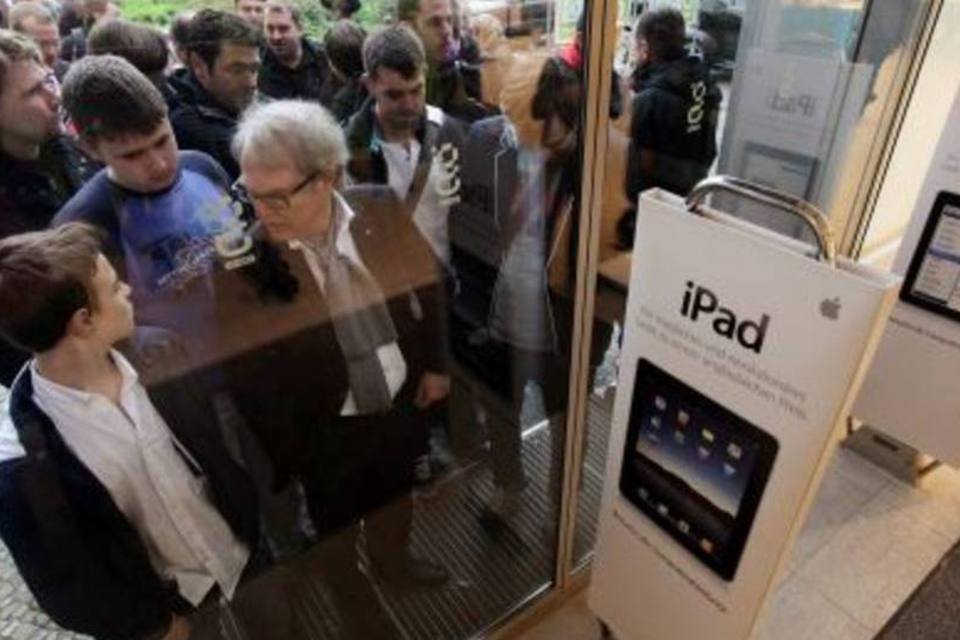 Consumidores fazem fila para comprar iPad na Inglaterra