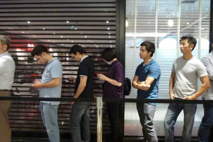 Consumidores fazem fila para comprar iPad no lançamento no Brasil (Célio Yano/EXAME.com)