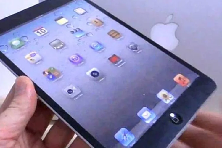 A réplica do iPad mini exibida no vídeo custa o equivalente a 25 reais na China (GizChina / Reprodução)