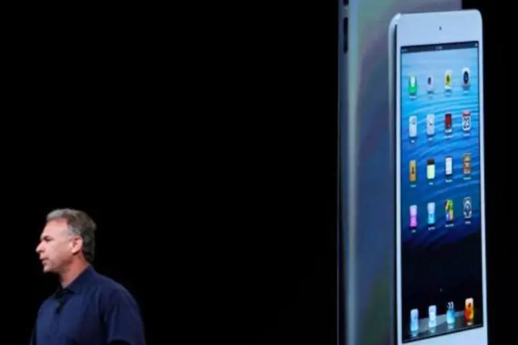 Philip Schiller, presidente de marketing global, mostrando o IPad mini da Apple (Robert Galbraith/Reuters)