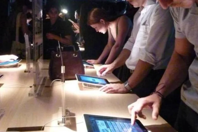 Consumidores em loja: Brasil deve terminar ano com cerca de 50 mil iPads (Célio Yano/EXAME.com)