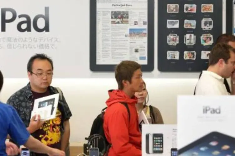 Consumidores fazem fila para comprar iPad em Tóquio