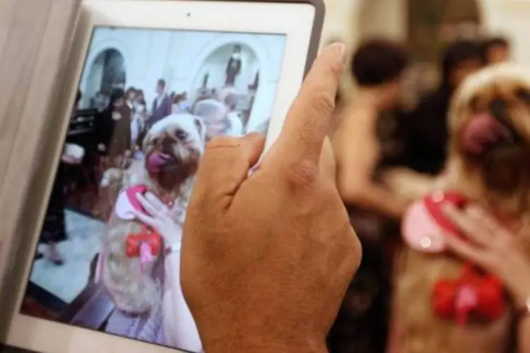 Um iPad é usado para tirar fotos na Igreja de São Francisco de Assis, em São Paulo (Nacho Doce/Reuters)