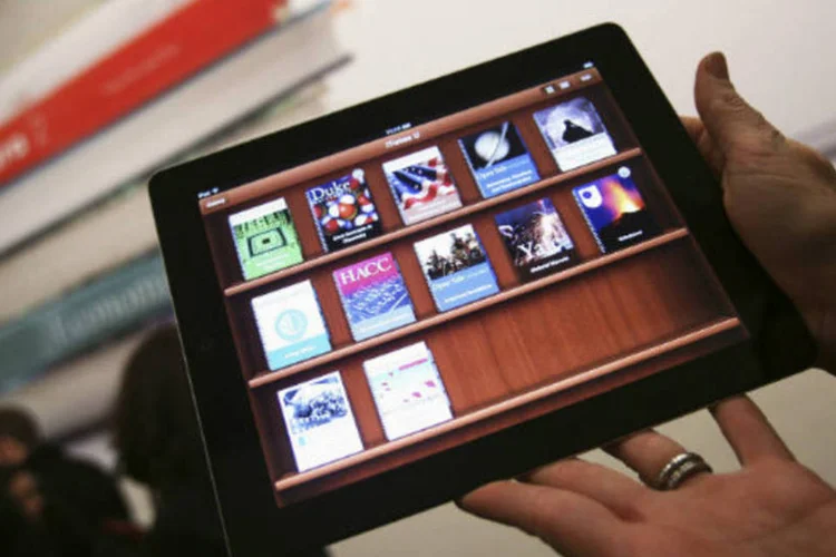 
	Mulher escolhe e-book em iPad: companhia julga medida da ju&iacute;za americana como desnecess&aacute;ria
 (REUTERS/Shannon Stapleton)