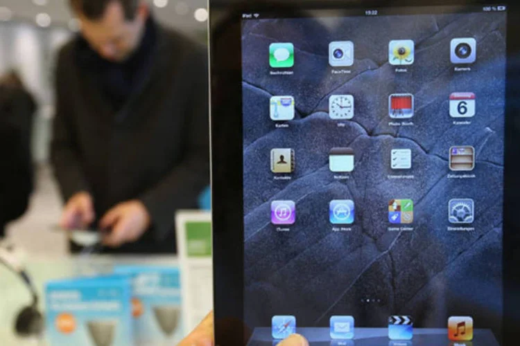 
	Apple vai incorporar ao iPad 5 a mesma tecnologia usada no iPad mini e que ajudar&aacute; na produ&ccedil;&atilde;o de uma vers&atilde;o mais leve e fina do tablet
 (Sean Gallup/ Getty Images)