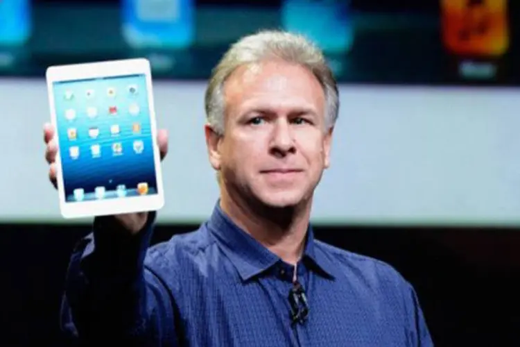 Schiller apresenta o iPad mini: o tablet mini tem 7,9 polegadas de tela táctil, contra as 9,7 do iPad e pesa 48% menos que o iPad 2 (©AFP/Getty Images / Kevork Djansezian)