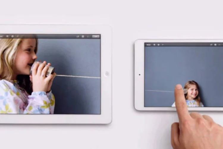 
	Sem muita inspira&ccedil;&atilde;o, a Apple tenta nos mostrar que a vers&atilde;o diminuta de sua tablet &eacute; capaz de fazer as mesmas coisas que a original
 (Reprodução)