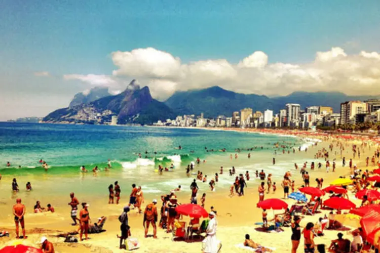 
	Ipanema: o inc&ecirc;ndio atingiu pelo menos cinco andares do edif&iacute;cio na Rua Visconde de Piraj&aacute;, uma das mais movimentadas de Ipanema
 (Divulgação)