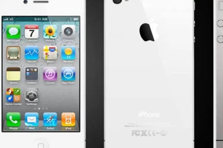 O iPhone 4 está disponível nas cores preta e branca, e com capacidades de 16 e 32 gigabytes (Divulgação/Apple)