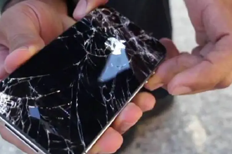 O iPhone 4S teve o vidro traseiro quebrado quando foi jogado para o alto por uma criança, mas se saiu melhor nos outros dois testes (Reprodução)