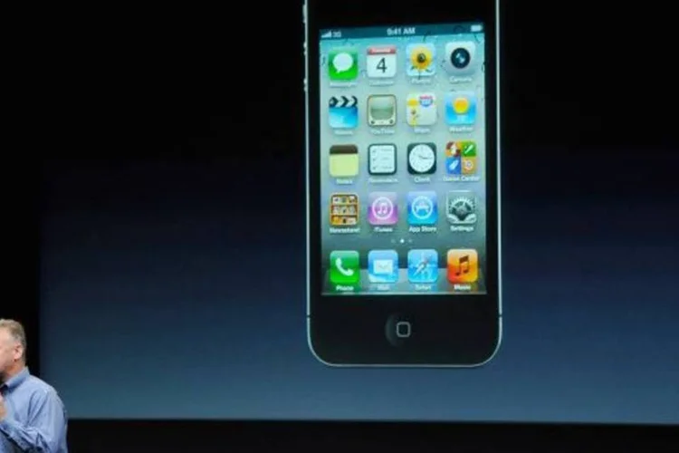 Phil Schiller, vice-presidente mundial de marketing da Apple, apresentou o novo iPhone 4S, com aparência muito similar ao modelo anterior (Kevork Djansezian/Getty Images)