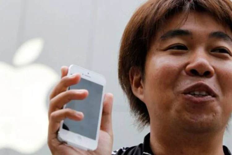 
	A chegada do iPhone 5 acarretou longas filas em frente &agrave;s lojas da Apple. Em T&oacute;quio, Hirose Mutsuya foi o primeiro a comprar o aparelho
 (Yuriko Nakao/Reuters)
