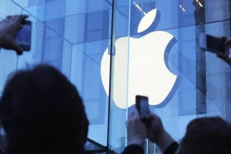 
	Pessoas fotografam a Apple Store de Nova York na fila de lan&ccedil;amento do iPhone 5: empresa entra no trimestre ap&oacute;s ter reformulado quase todas as suas linhas de produtos
 (Mario Tama/Getty Images)