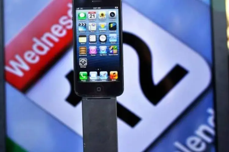 
	iPhone 5, da Apple: decis&atilde;o representa o segundo rev&eacute;s em menos de dois meses para a fabricante
 (Shannon Stapleton/Reuters)