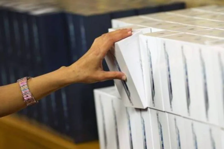 
	Caixas do iPhone 5 branco e da vers&atilde;o em cor preta: O site Mashable fez um comparativo com tr&ecirc;s c&acirc;meras diferentes
 (Dan Kitwood/Getty Images)