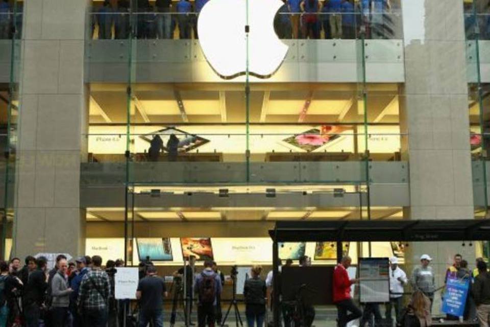 iPhone 5 começa a ser vendido com filas, festas e protestos