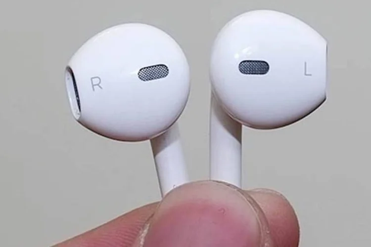 Os fones de ouvido obtidos pelos vietnamitas trazem a marca Apple e, segundo eles, são mais confortáveis que os atuais e têm melhor qualidade de áudio (Tinhte.vn)