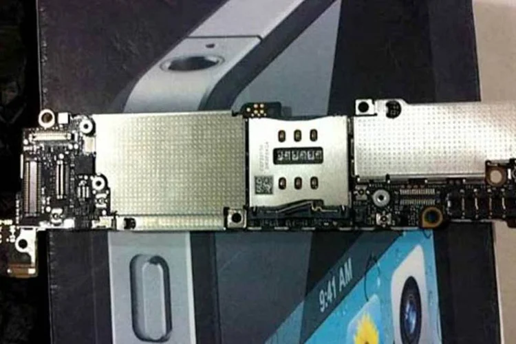 A placa-mãe vista nas fotos chinesas encaixa-se perfeitamente nas imagens de outras peças que supostamente pertencem ao iPhone 5 (guojun1984 / WeiPhone)