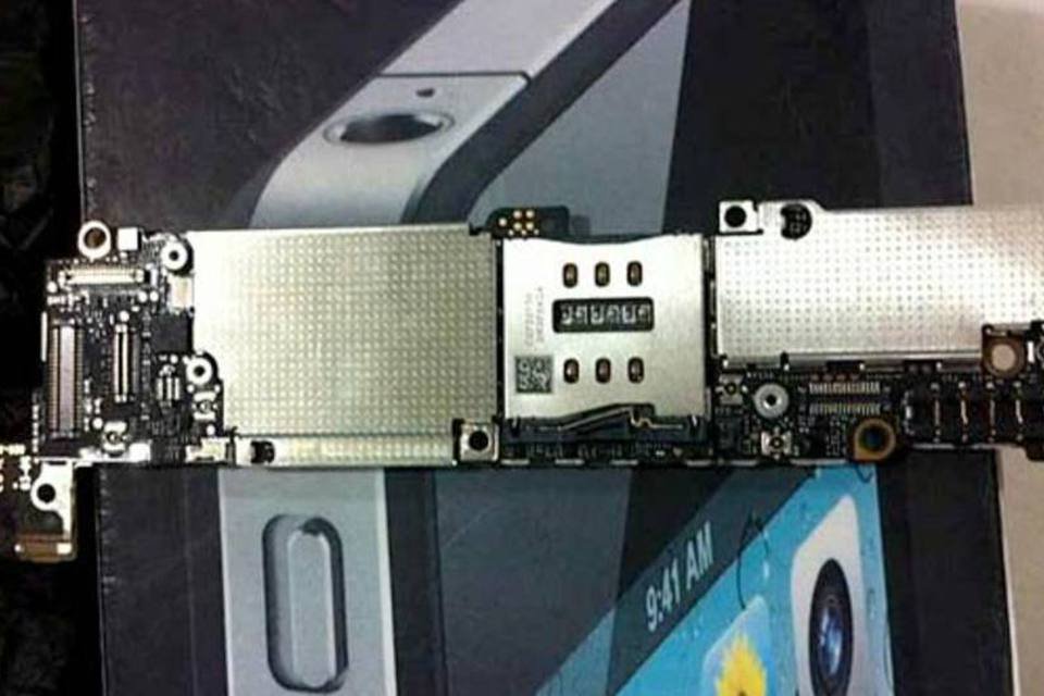 Fotos de suposta placa-mãe revelam detalhes do iPhone 5