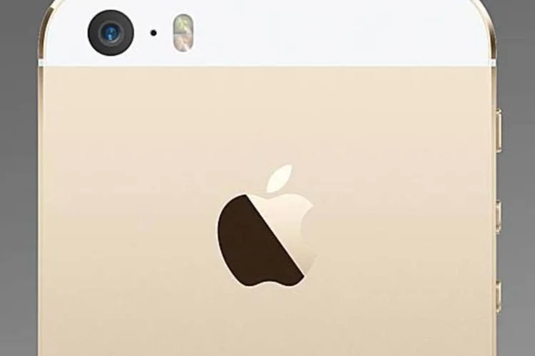 
	True Tone: no iPhone 5S, o vflash com formato alongado fica ao lado da c&acirc;mera
 (d)