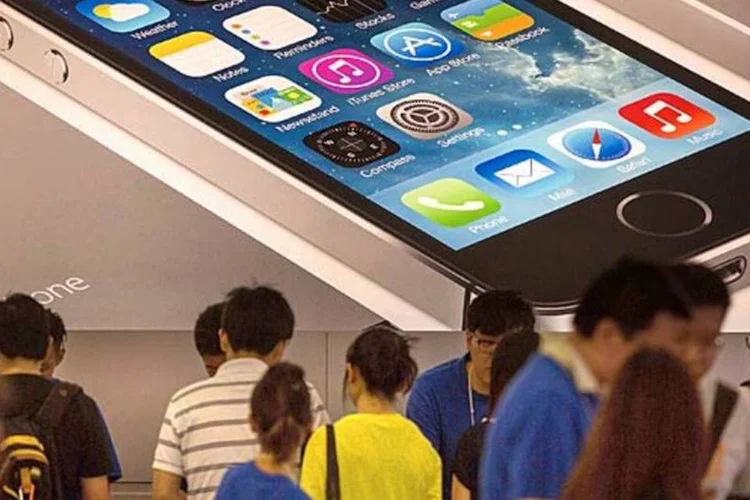 
	Loja da Apple em Hong Kong: informa&ccedil;&atilde;o teria sido revelada por funcion&aacute;rios da Foxconn, uma das principais fornecedoras de componentes da Apple
 (Lam Yik Fei / Getty Images)