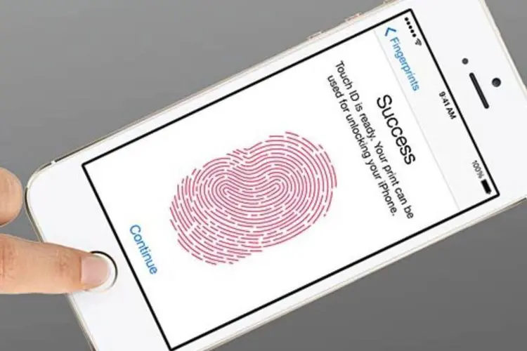 
	Sensor Touch ID do iPhone 5s: 52% dos usu&aacute;rios de smartphones no mundo querem usar impress&otilde;es digitais em vez das chaves, como no recurso do iPhone 5S
 (Apple)