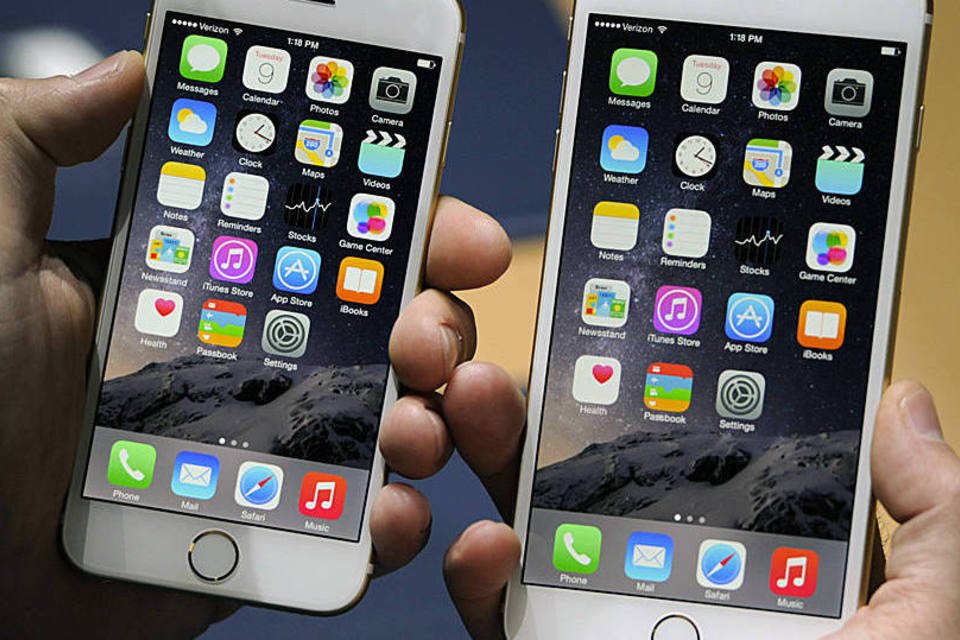 
	iPhone 6: por enquanto apenas o Plus (da direita) foi homologado pela Anatel
 (David Paul Morris/Bloomberg)