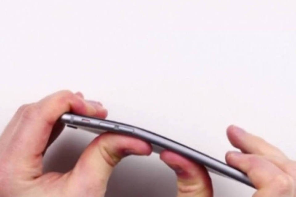 Apple fica na defensiva sobre flexibilidade de iPhone 6 Plus