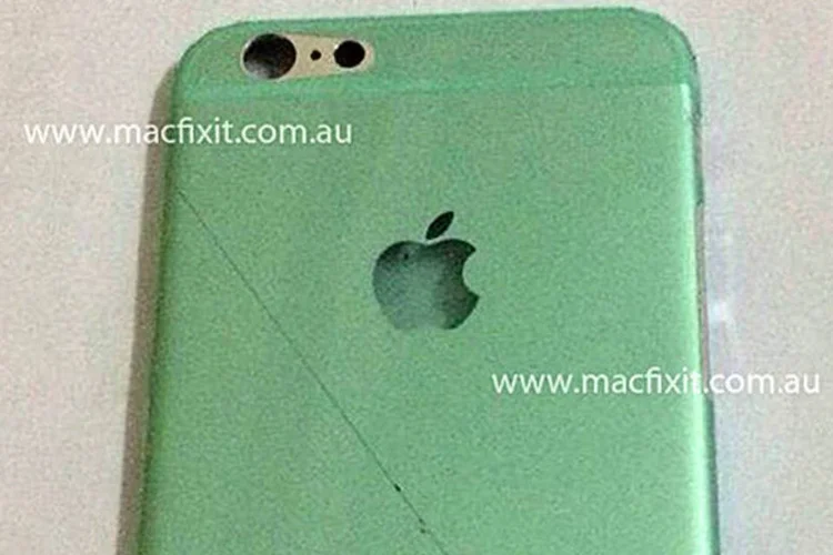 
	A suposta traseira do iPhone 6: a cor verde parece ser de uma pel&iacute;cula protetora
 (MacFixit)