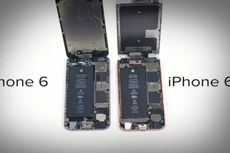 
	Compara&ccedil;&atilde;o entre o tamanho da bateria do iPhone 6 e do iPhone 6s, feita pelo iFixit
 (Reprodução / iFixit)