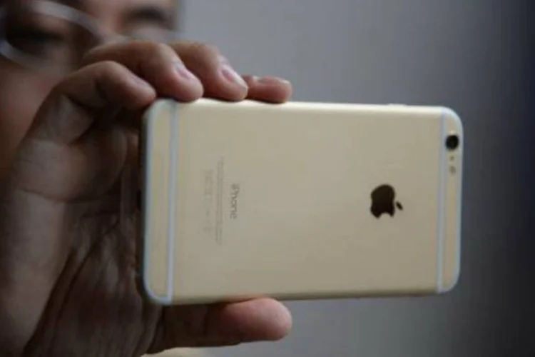 
	iPhone 6: pr&oacute;xima gera&ccedil;&atilde;o deve trazer mudan&ccedil;as de design e melhoria na c&acirc;mera
 (Robyn Beck/AFP)