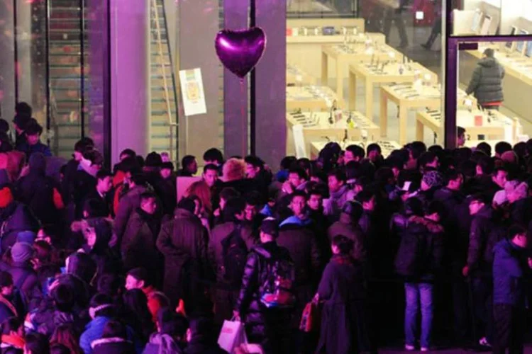A venda do novo modelo causou tumultos nas lojas da Apple na China no dia 13 de janeiro (Getty Images)