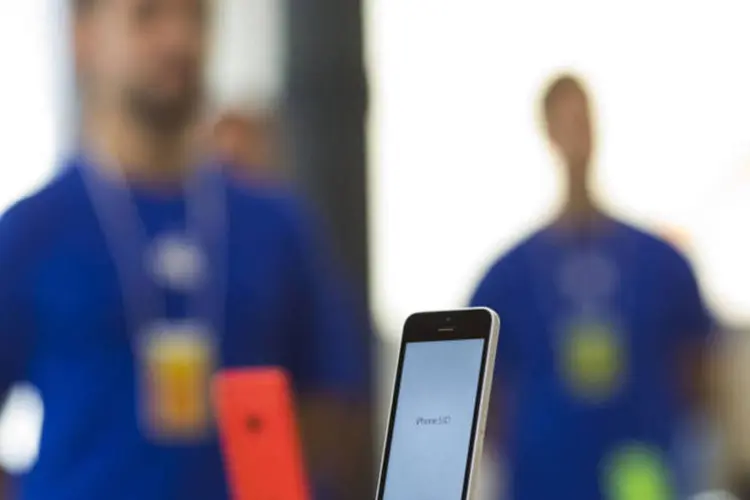 
	iPhone 5c em exposi&ccedil;&atilde;o em uma loja da Apple em Madri: novos modelos devem ser apresentados amanh&atilde;
 (Angel Navarrete/Bloomberg)