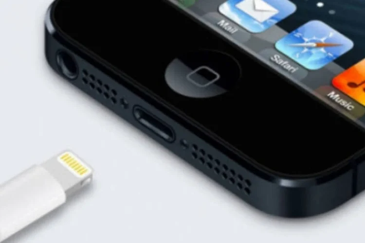 iPhone: no Brasil, o cabo oficial do smartphone custa 80 reais na loja da Apple (Reprodução)