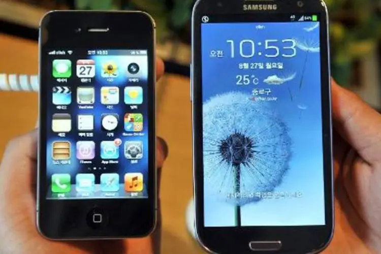 iPhone 4s (E) da Apple e Samsung Galaxy S3 da Samsung (Jung Yeon-Je/AFP)