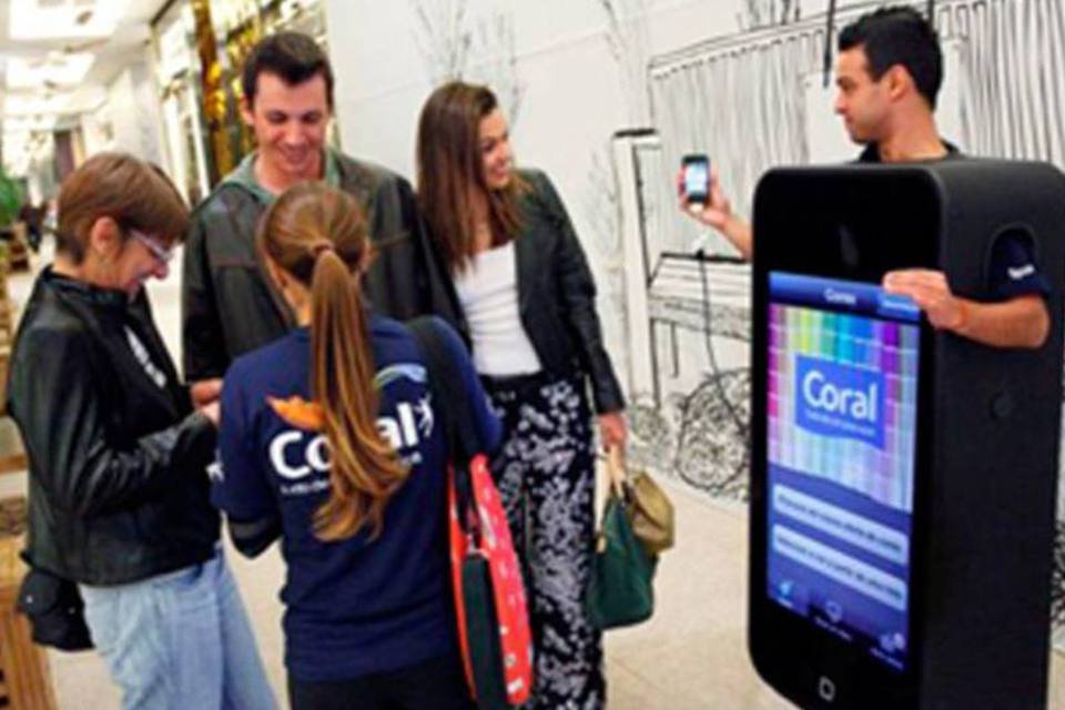 Coral apresenta aplicativo com Iphone Man em shopping