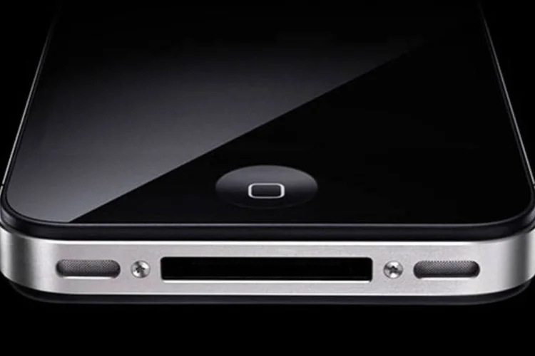 O atual iPhone 4 foi lançado em junho de 2010 e começou a ser distribuído no mesmo mês (Divulgação)