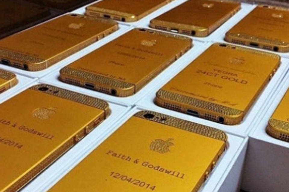Em casamento ostentação, convidados ganham iPhone de ouro