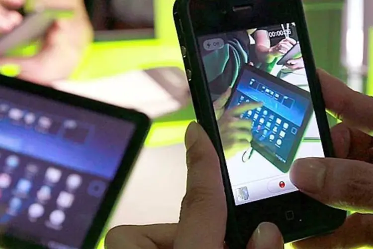 
	iPhone fotografando um tablet Motorola Xoom: unidade do Google estaria abusando de sua posi&ccedil;&atilde;o buscando na Justi&ccedil;a e fazendo cumprir uma liminar contra a Apple na Alemanha
 (Justin Sullivan / Getty Images)