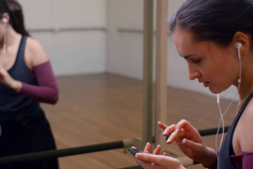 Comercial destaca que mais pessoas ouvem música no iPhone