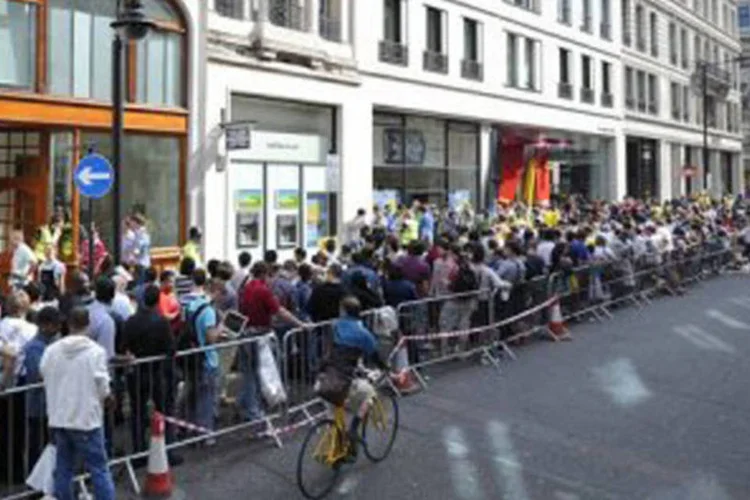 Funcionários da loja distribuíram senhas a 300 pessoas que formavam uma longa fila na turística praça de Covent Garden (Carl Court/AFP)