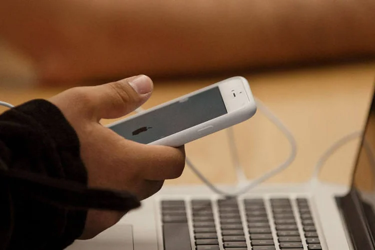 
	iPhone: a Apple corrige, assim, tr&ecirc;s falhas de seguran&ccedil;a no sistema iOS
 (Pablo Blazquez Dominguez/Getty Images)