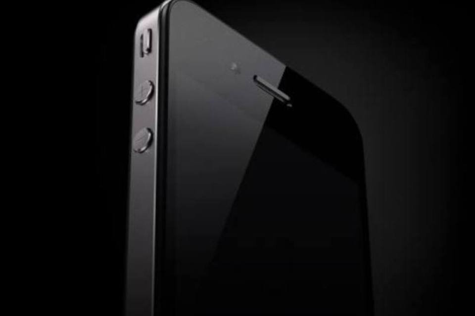 À espera do iPhone 5, Apple baixa preço do modelo 4S