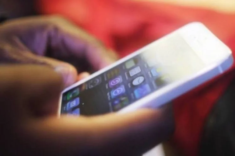 Pessoa usa um iPhone: em 20% dos casos de mandar SMS erótico para a pessoa errada, o envio acidental foi para a sogra (Getty Images)